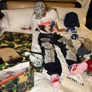 Обложка Мэйби Бэйби - Деньга