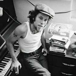 Обложка Tom Waits - Cemetery Polka